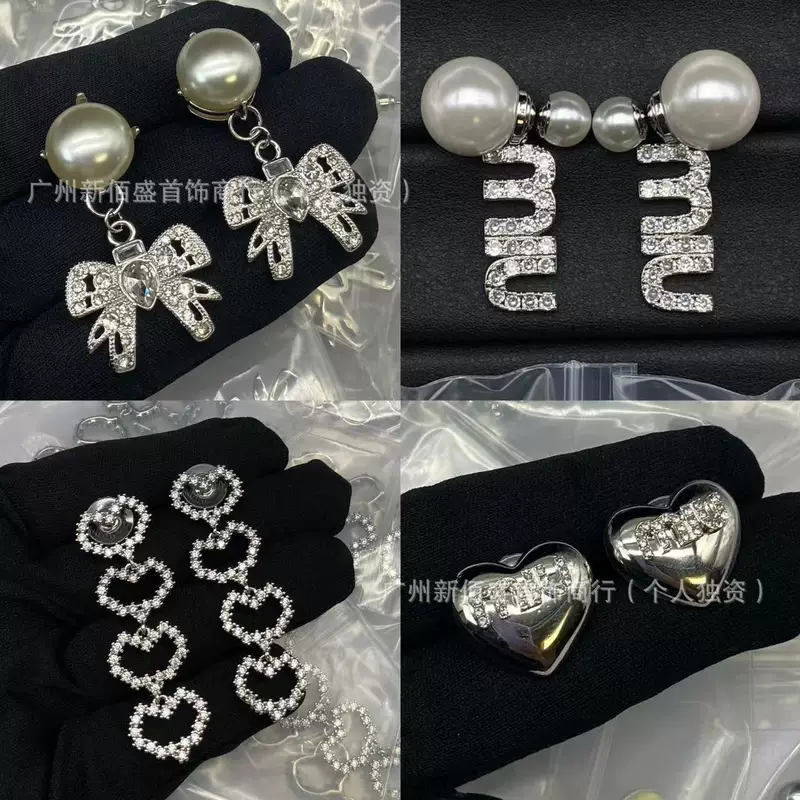 Серьги (Miumiu) с жемчужиной и буквенными подвесками, инкрустация стразами