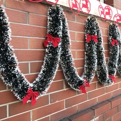 クリスマスの装飾の毛の条の墨の緑の白い辺の新型のクリスマスの結婚式の祝典の祝日の装飾の色の条の雪の縁