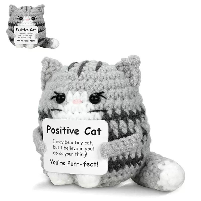 国境を越えたアマゾンで人気のある新商品かわいい子猫が手作業で毛糸人形を飾っている|undefined