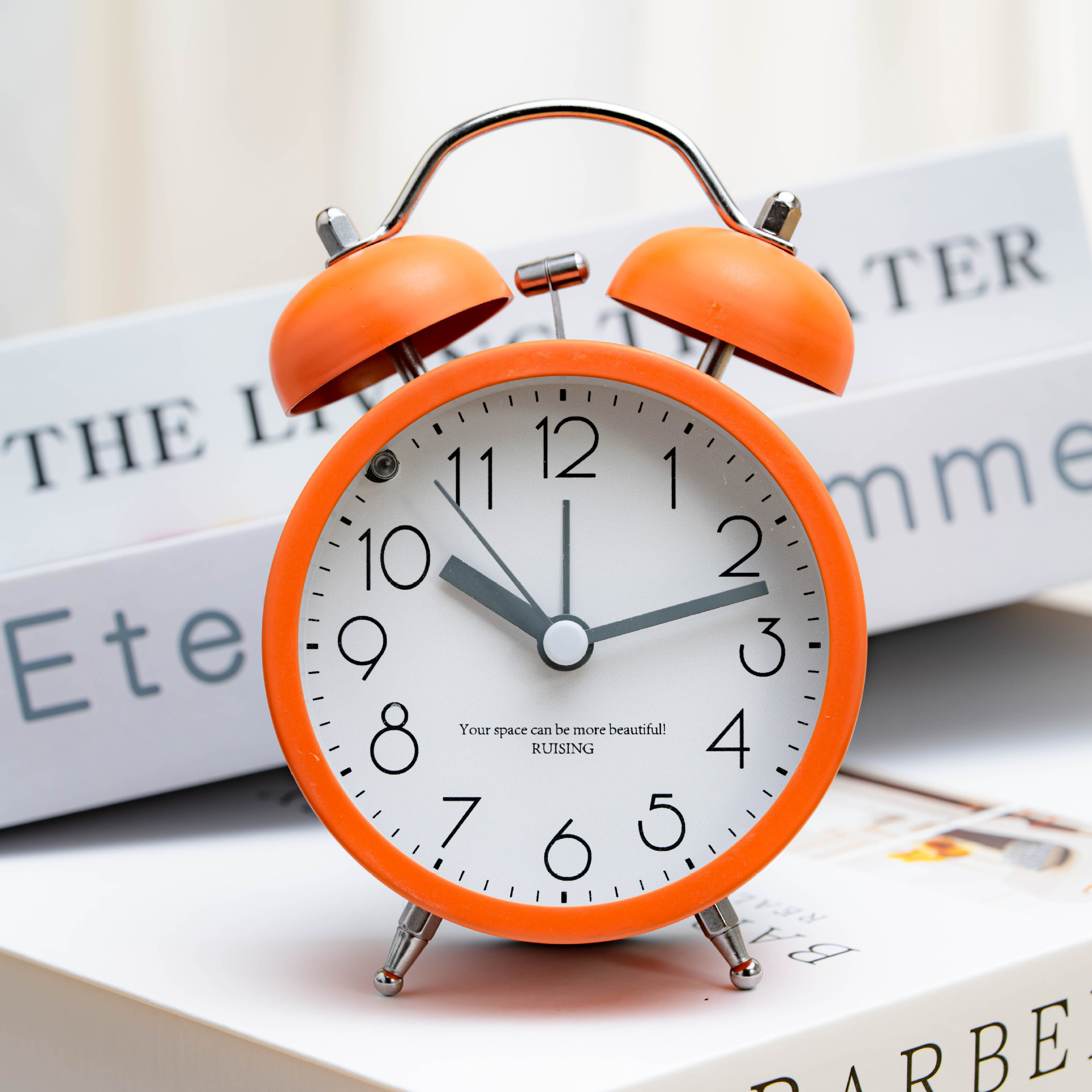 Luz de metal reloj despertador de lujo para estudiantes mudo reloj de noche dormitorio escritorio reloj grande campana perezoso alarma con luz