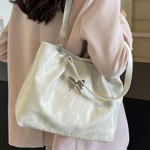 This year's popular butterfly tote bag women's 2024 new fashion commuter women's bag big all-match shoulder bag