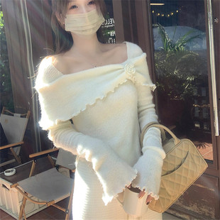 U77 French-Style Floral Off-Shoulder Knit Top for Women, Irregular Waist-Cinching Slim-Fit Bell Sleeve Blouse, New Winter Model