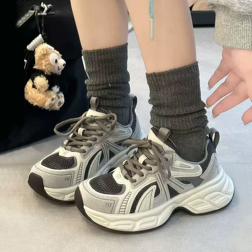 Модные цементно-серые туфли для папы на толстой подошве, женская обувь, новинка 2025 года, спортивная и повседневная обувь, кроссовки из натуральной кожи на шнуровке, увеличивающие рост