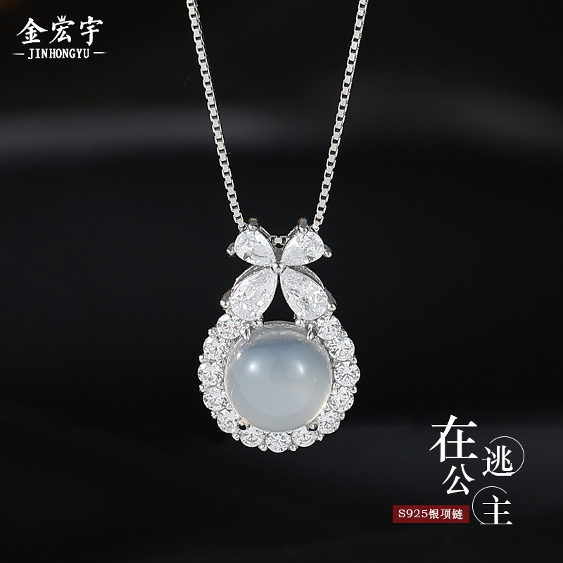 Brand necklace with bow