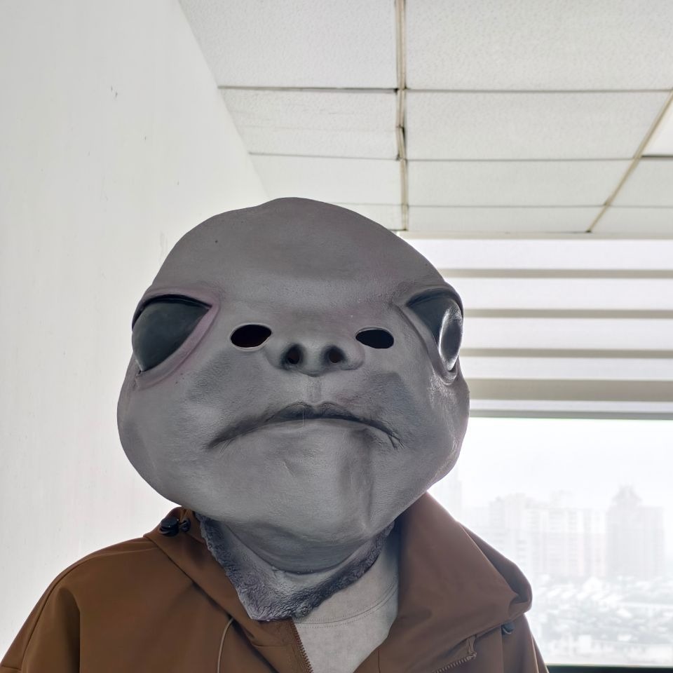 Alien en stock nuevo Halloween platino hijo látex sombrero Elden Ley anillo extraño OVNI máscara