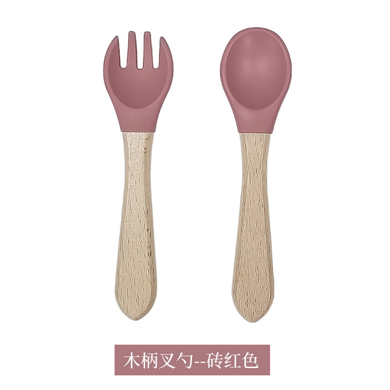 벽돌색 나무 포크와 스푼