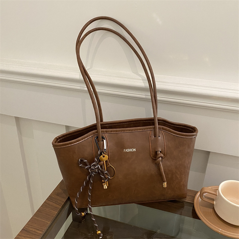 Bolsa de gran capacidad para mujeres otoño y invierno versátil 2024 nueva bolsa de hombro casual de brazo de este año popular bolsa de viaje