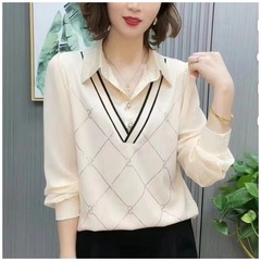 秋の減齢poloシャツの上着のお母さんはファッション的な気質の偽の2つの長袖のシャツのつなぎ合わせてやせている上着を現します。