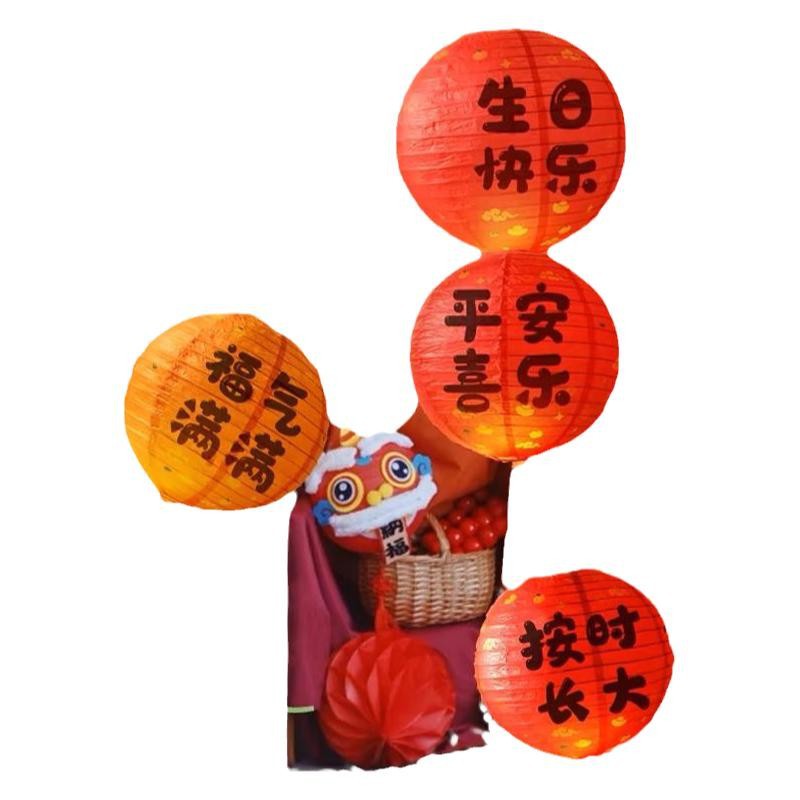 El primer aniversario del bebé decora la escena de la linterna roja, columna de panal, accesorios ceremoniales chinos.