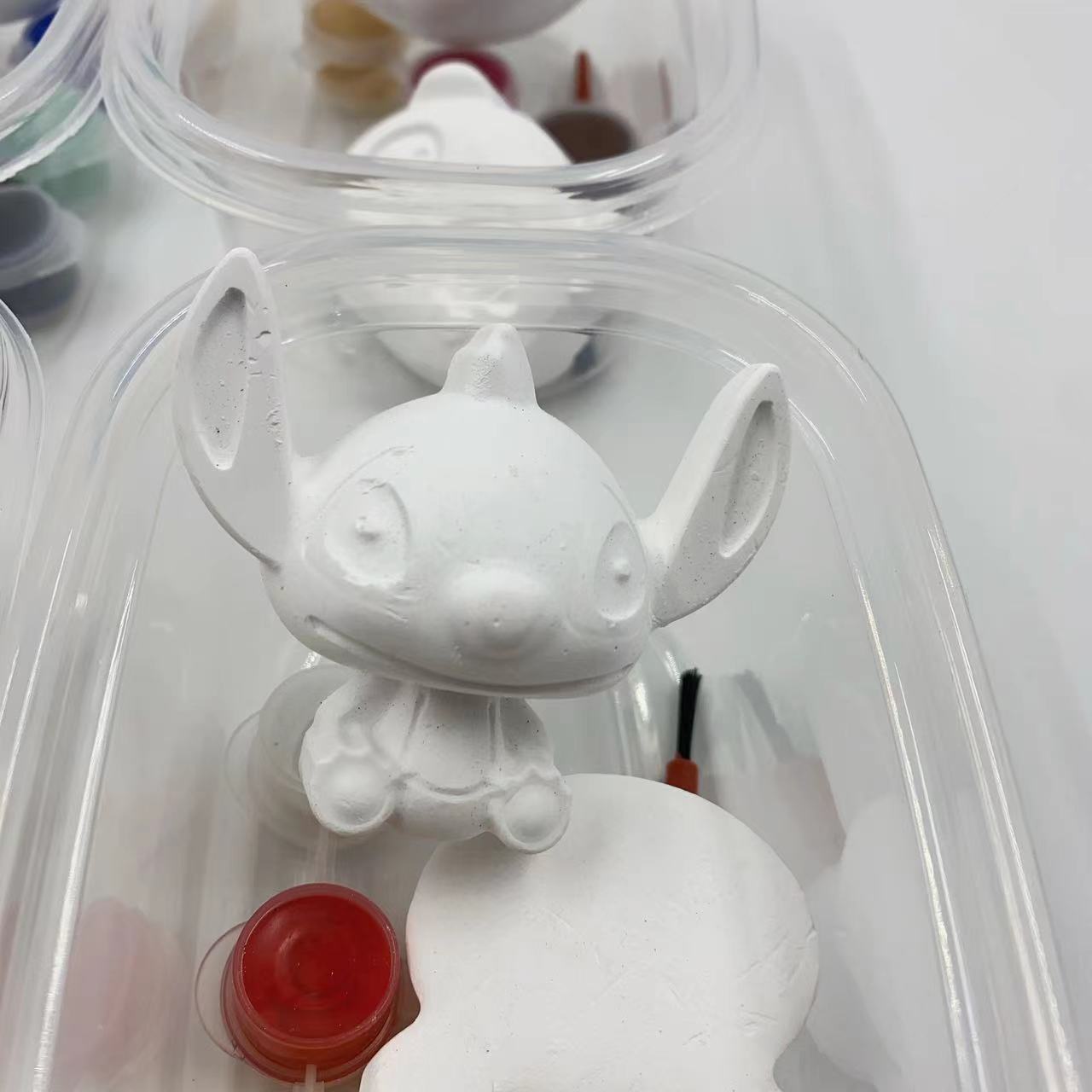Niños DIY yeso muñeca pintada a mano pintada pintura creativa puesto precio al por mayor regalo pequeño juguete 2 yuanes