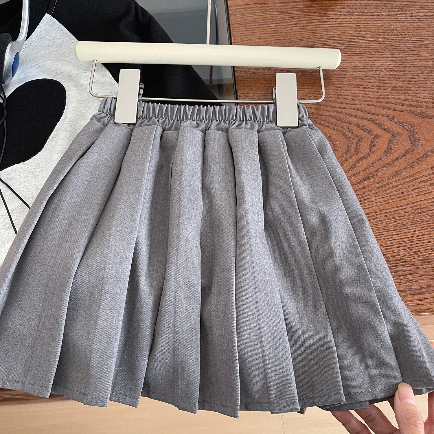 Felpa con cappuccio a maniche lunghe per ragazze coreane, nuova primavera 2024, con gonna corta plissettata, versatile set da due pezzi 24011_voghion.com