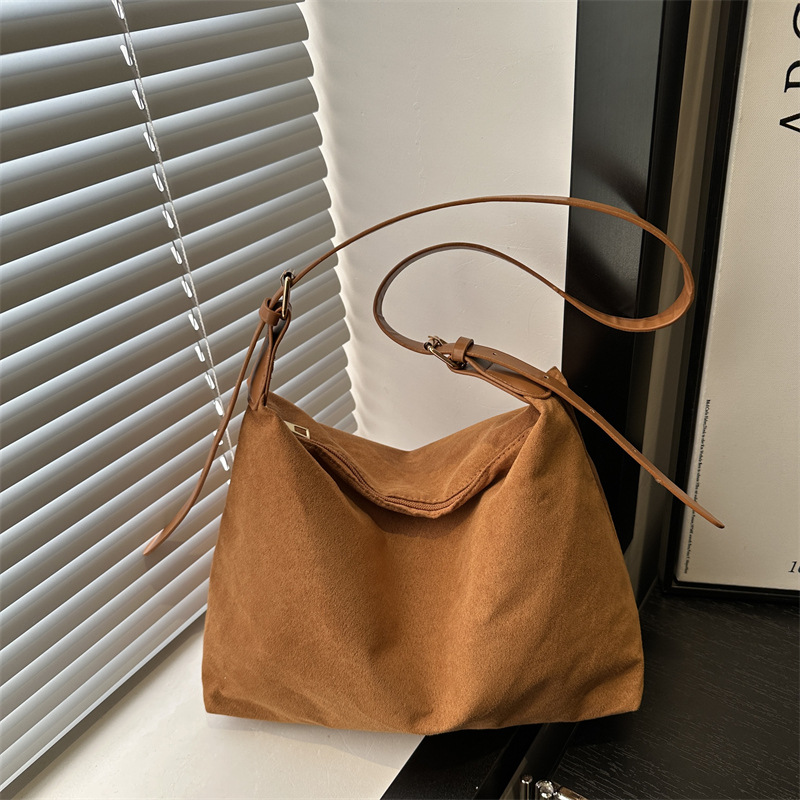 2025 primavera europea y americana estilo retro gaudón estilo de diseño de gran capacidad de viaje temperamento simple bolsas de hombro para mujeres