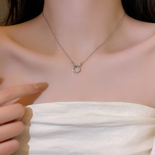 Light Luxury, Niche Zircon Bowknot Titanium Steel Necklace for Women – Versatile, Elegant, Minimalist Design, Trending Online, Same Style as Influencers' Clavicle Chain