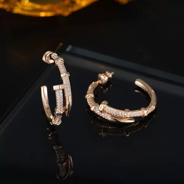 New Luxury High-End Rose Gold Nail Hoop Earrings Fully Encrusted with Zircon, Fashionable and Versatile, Niche Ins Style Earrings