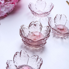 小皿に材料をつけて、日本式の桜のカラーハンマーガラスの家庭用食器の精巧な美容院のマスクの皿を作ります。