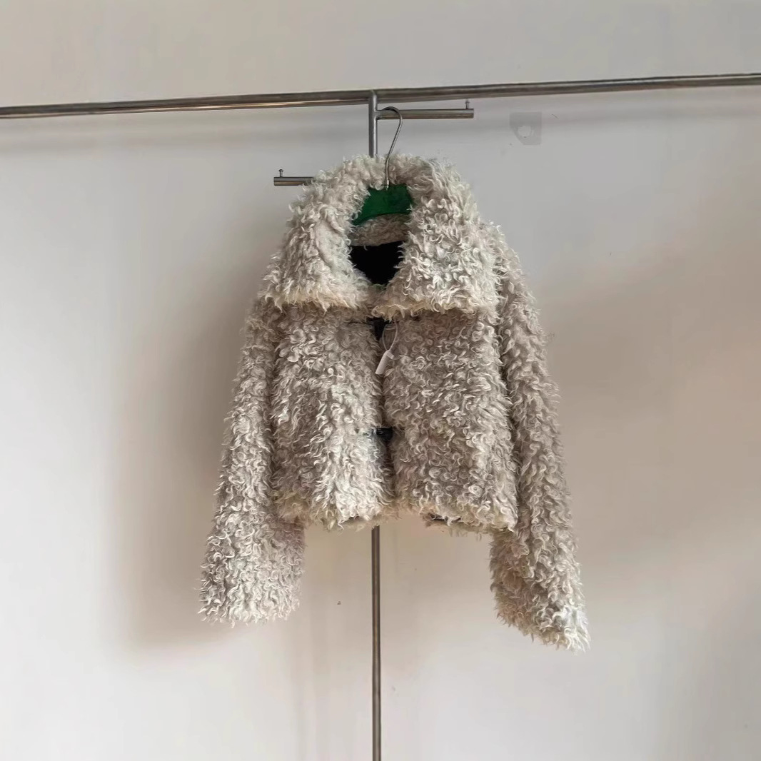 가을과 겨울 2024 새로운 여성용 후드 봉제 코트 소프트 왁스 게으른 스타일 테디 벨벳 양가죽 카디건 탑