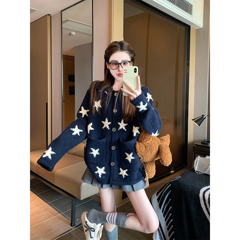 American retro navy blue star-patterned cardigan for women, autumn and winter, casual loose-fitting knitted top with a turn-down collar American retro navy blue star-patterned cardigan for women, autumn and winter, casual loose-fitting knitted top with a turn-down collar