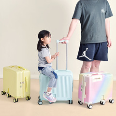 子供はスーツケースに乗ることができます。女の子は小型で軽いです。
