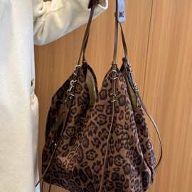 松弛慵懒风大容量单肩包2025秋冬新款简约百搭托特包女休闲斜挎包