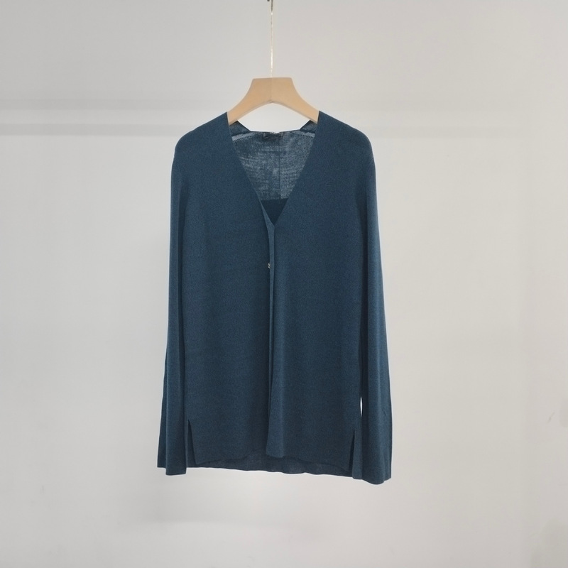 Authentic Tencel and Mulberry Silk Collection from the Small Fragrance Designer Women's Clothing Counter: Minimalist, Ultra-Soft, and Comfortable V-Neck Knit Cardigan Authentic Tencel and Mulberry Silk Collection from the Small Fragrance Designer Women's Clothing Counter: Minimalist, Ultra-Soft, and Comfortable V-Neck Knit Cardigan