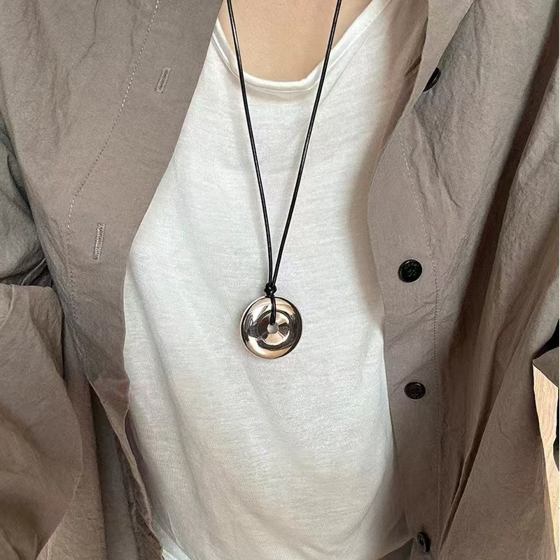 Collana lunga con ciondolo a forma di boccetta profumo in pelle_voghion.com
