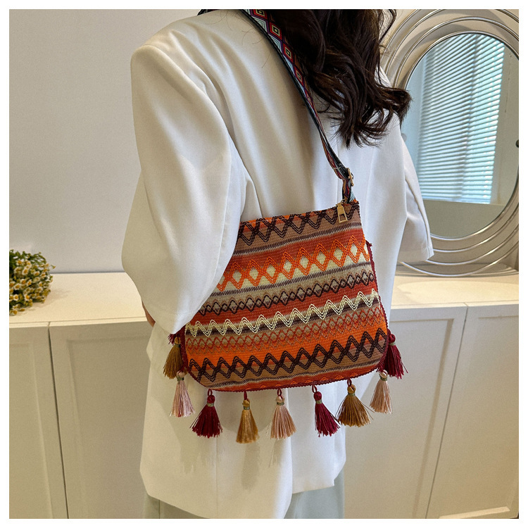 Women's Medium Special Geometric Ethnic Style Tassel Zipper Crossbody Bag display picture 10