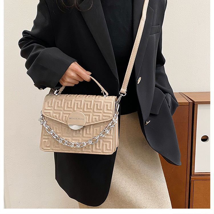 2025 primavera y verano nuevo estilo bolso cuadrado pequeño en relieve bolso de mujer de temperamento de moda de todos los partidos bolso de hombro de mensajero portátil de alta gama