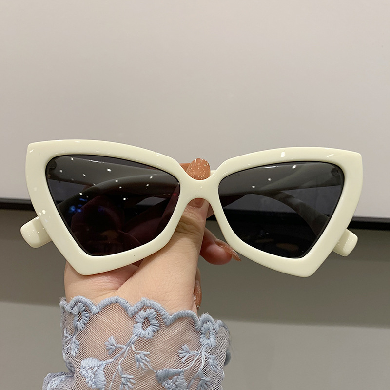 Occhiali da sole triangolari retrò per donna e uomo neri_voghion.com