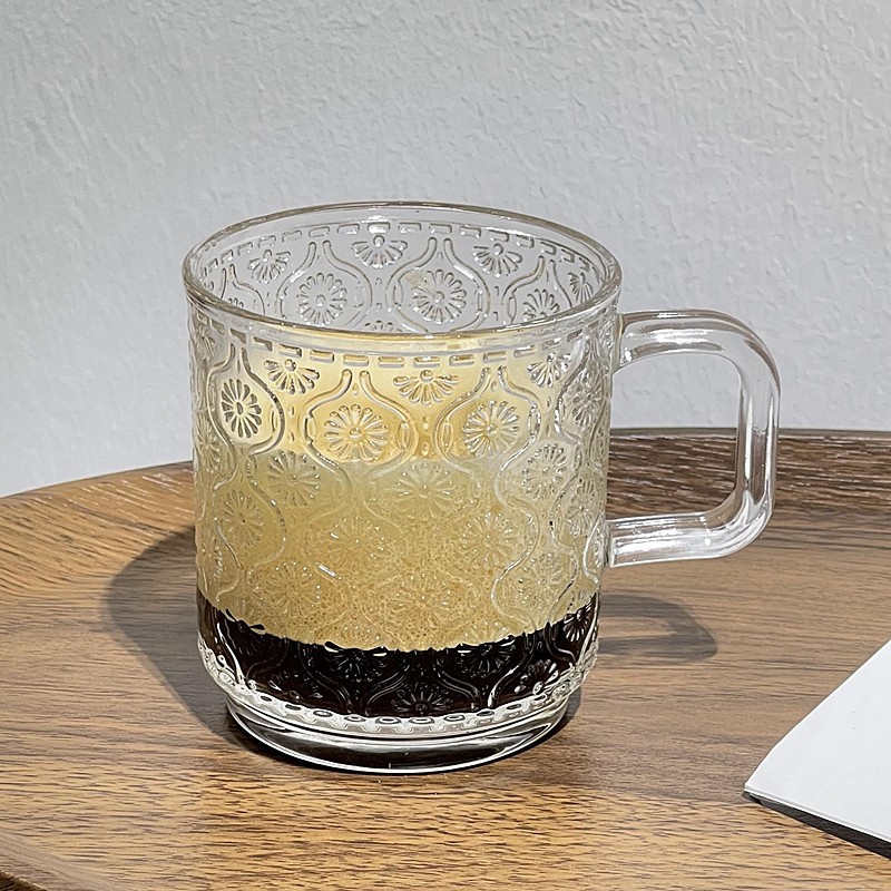 Caneca de vidro vintage com alça, estilo Instagram, com relevo, ideal para café gelado americano ou latte, perfeita para o café da manhã com leite._voghion.com