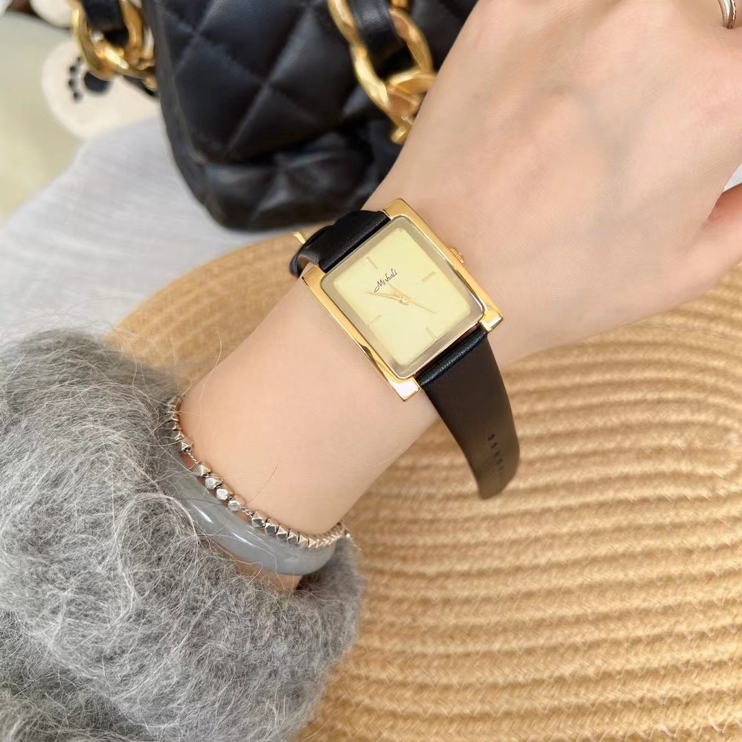 メリッサMishaliの新型銀色の四角形のベルトの腕時計の女性の時計のシンプルな大きい文字板の小さい大衆は金を生放送します。