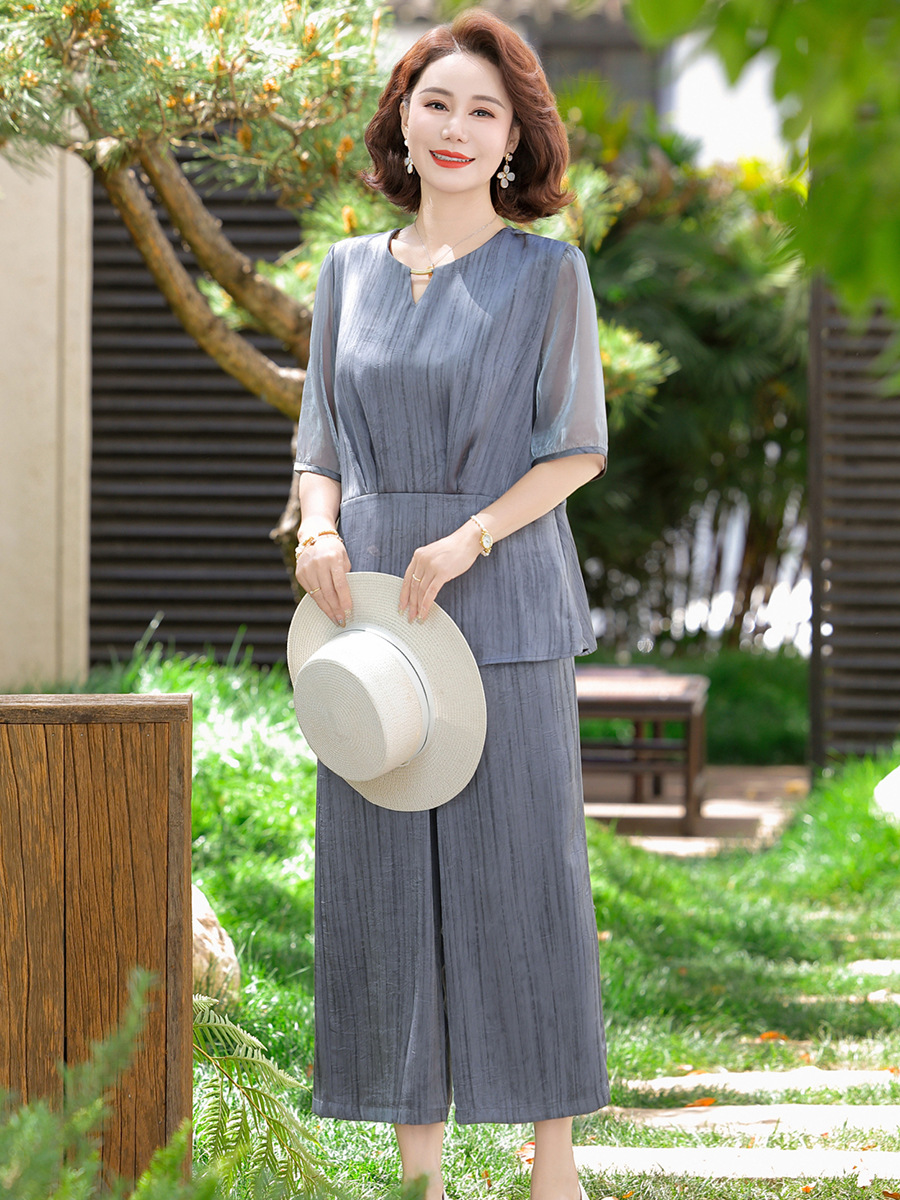 若いお母さんは夏の二点セット50歳60夏の年齢を減らして肉の上着の中の老年の婦人服の大きいサイズのスーツを隠します。