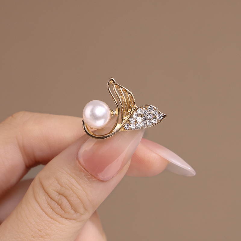 Pearl Fishtail Brooch Women's High-end Sense Niche Exquisite All-match Corsage Anti-running Buckle Pin Exquisite Collar Pin Accessories