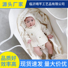 国境を越えた新型の赤ちゃんは防水プリントマットを持って携帯バスケットを持っています。