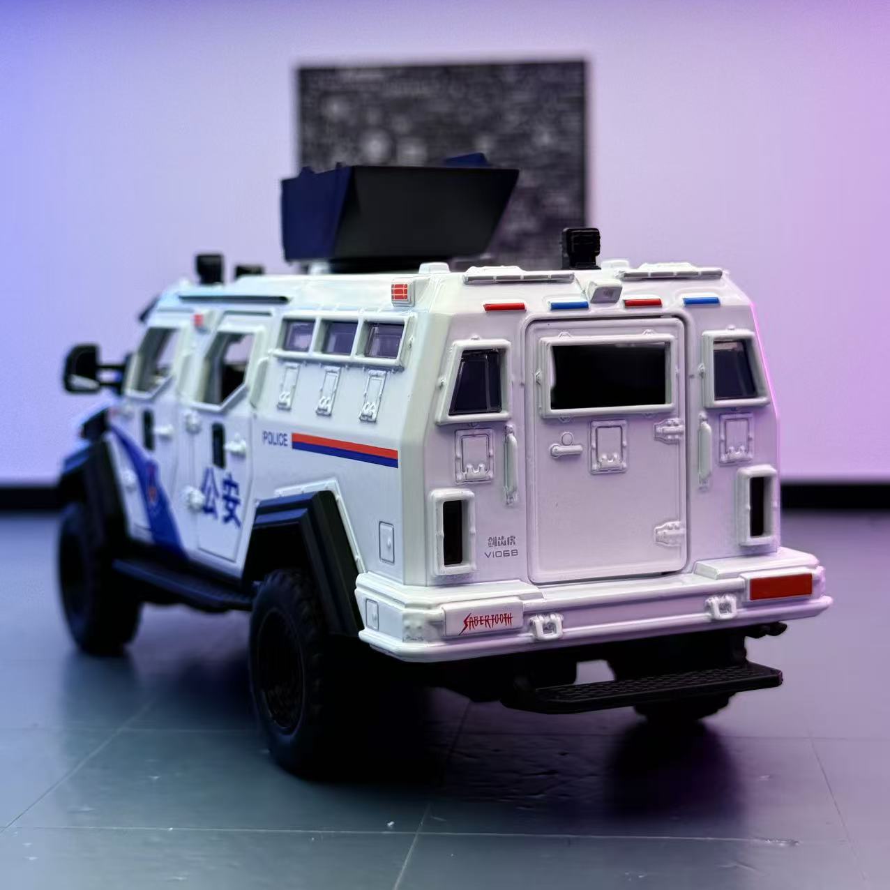 Coche a modelo de coche 1:32 tigre dientes de sable vehículo blindado aleación coche de policía todoterreno modelo de luz y sonido decoración juguetes para niños al por mayor