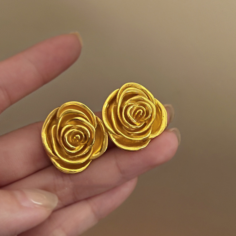 Pendientes de perlas de mariposa de flores retro de oro real, agujas de plata galvanizadas, pendientes de diseño exagerado, pendientes de sentido avanzado de nicho