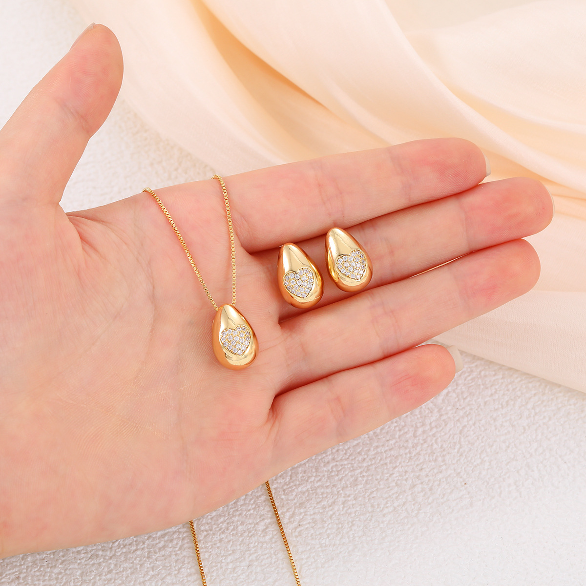 Nuevo estilo transfronterizo de cobre con microincrustaciones de circón pequeña gota de agua temperamento aretes collar conjunto estilo ins moda simple colgante mujer