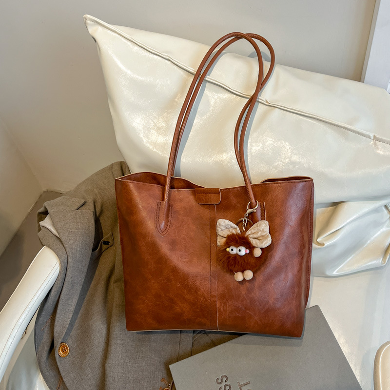 Moda de gran capacidad de la cara suave 2025 primavera nuevo colgante de ocio retro color sólido simple bolso de hombro axilar de mano