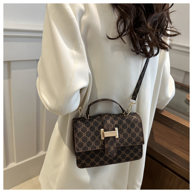 The 2024 new women's bag features a high-end texture, a niche and fashionable style, a retro and versatile small square bag, and a hand-held shoulder crossbody bag undefined