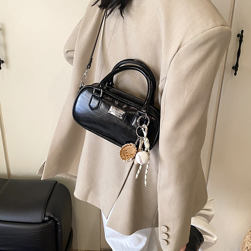 Este año, la popularidad de la bolsa de mano super caliente para mujeres 2025 nuevo estilo versátil bolsas de bolos de tendencia nicho bolsas de transporte