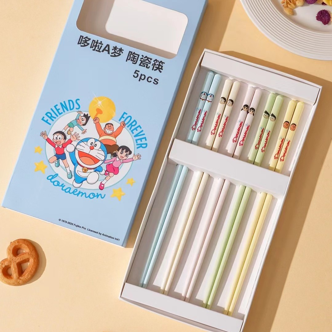 Auténtico autorizado Doraemon cerámica palillos acompañante de mano cartón de dibujos animados saludable no tóxico limpio caja de regalo palillos de alto valor facial