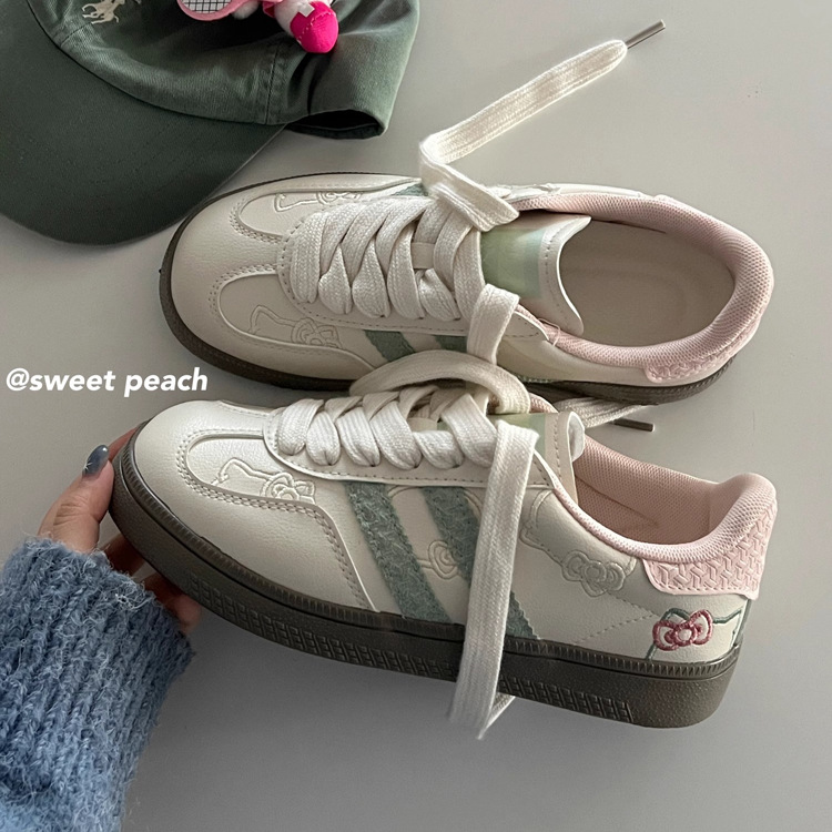Zapatos de skate para mujeres, 2025 nuevo primavera y otoño zapatos deportivos de suela gruesa pequeños zapatos blancos de arco lindos zapatos de entrenamiento moral para mujeres