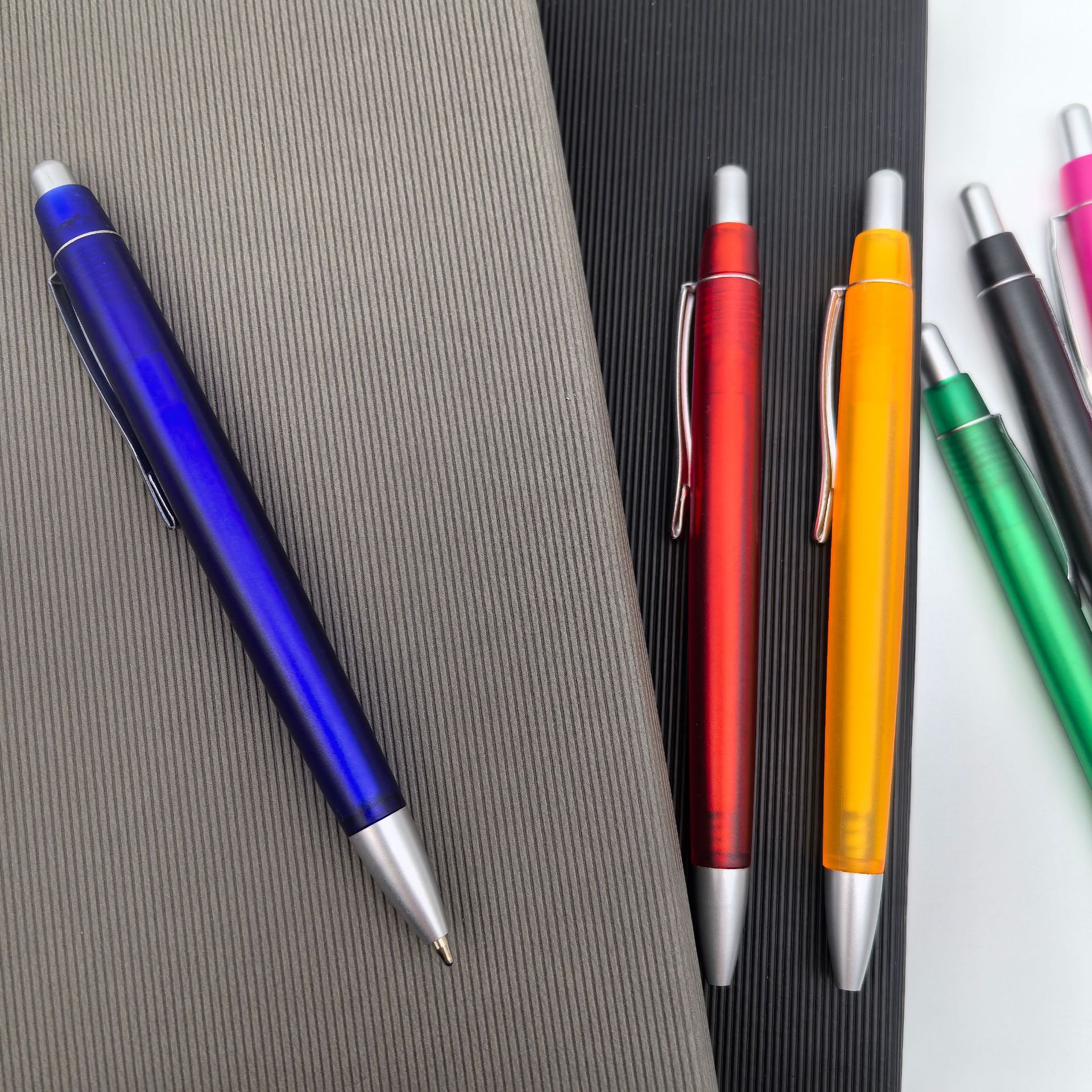 Presione el bolígrafo de publicidad transparente personalizado clips de corbata comerciales de hotel bolígrafo promocional personalizado logotipo de hotel