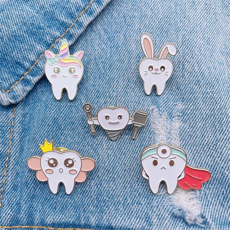 Tecknad tandvårdsbrosch i metall för kläder och väskor_voghion.com