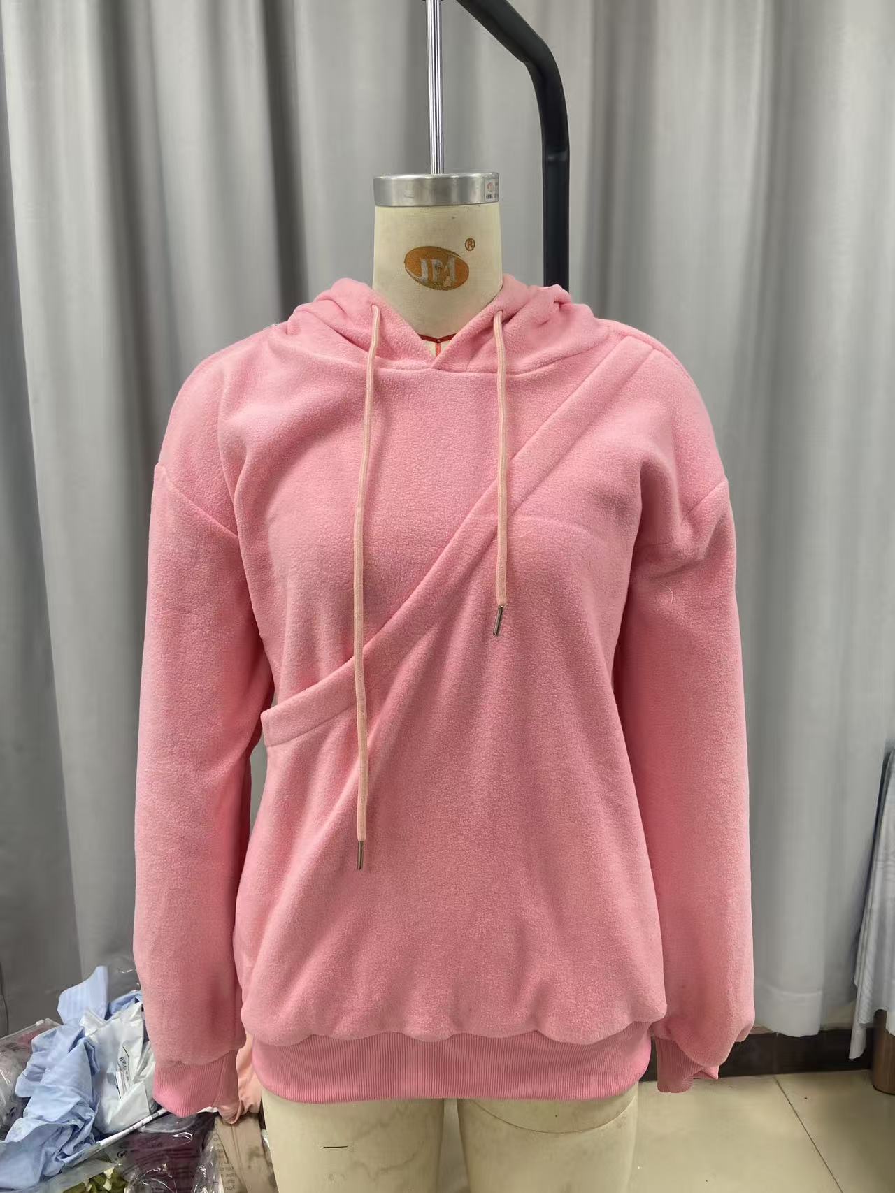 BK8837# Amazon Avrupa Amerika Sonbahar Kış Sınır Ötesi Düz Renk Kapşonlu Peluş Evcil Hayvan Cepli Geniş Kesim Sweatshirt Kadın