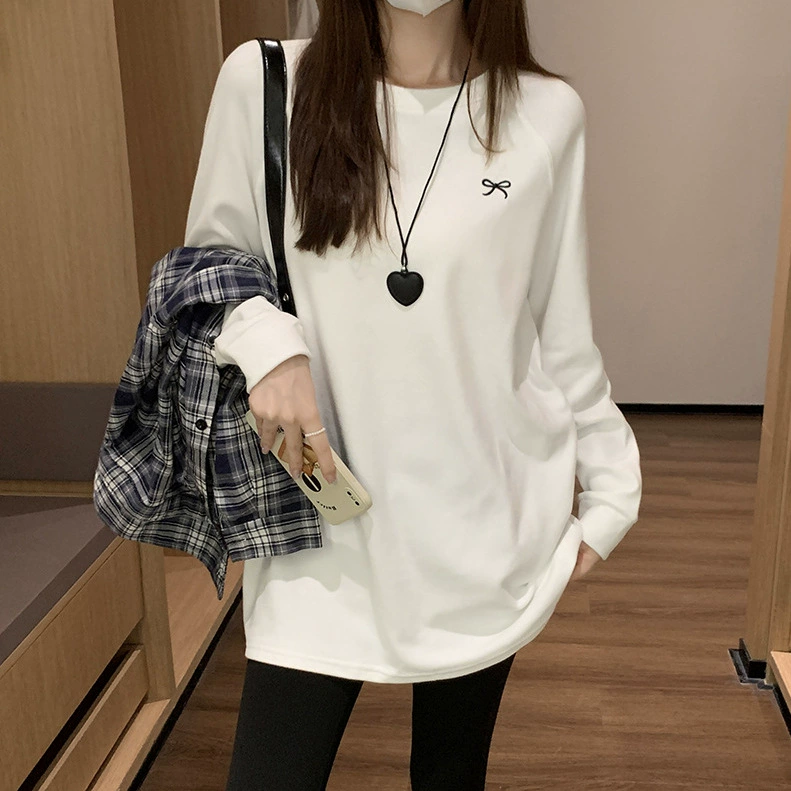 Белая футболка с круглым вырезом средней и длинной свободной пукающих с длинными рукавами