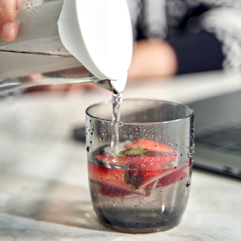 Suministro directo de fábrica verano picnic hogar congelado rápido botella de agua fría con taza pequeña jugo de flor de plástico traje de tetera