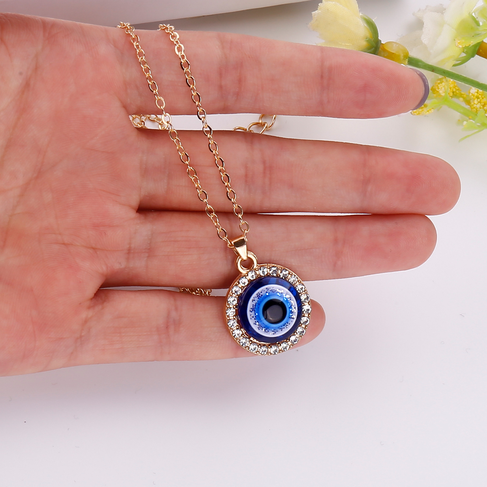 Fashion Eye Alloy Resin Copper Inlay Rhinestones Women's Necklace 1 Piece display picture 5