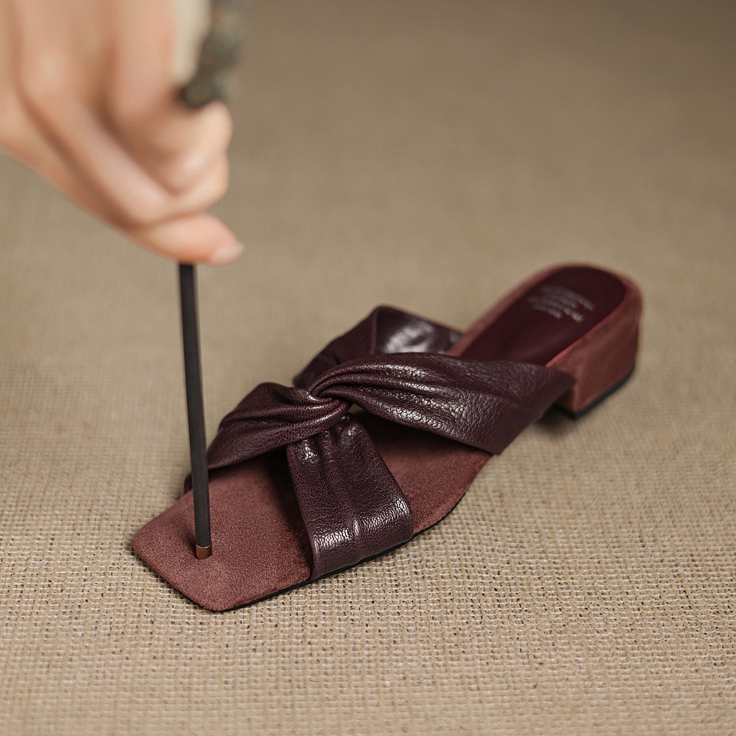 Dép sandal nữ quai chéo hở mũi chất liệu da cừu phong cách đơn giản — màu nâu
