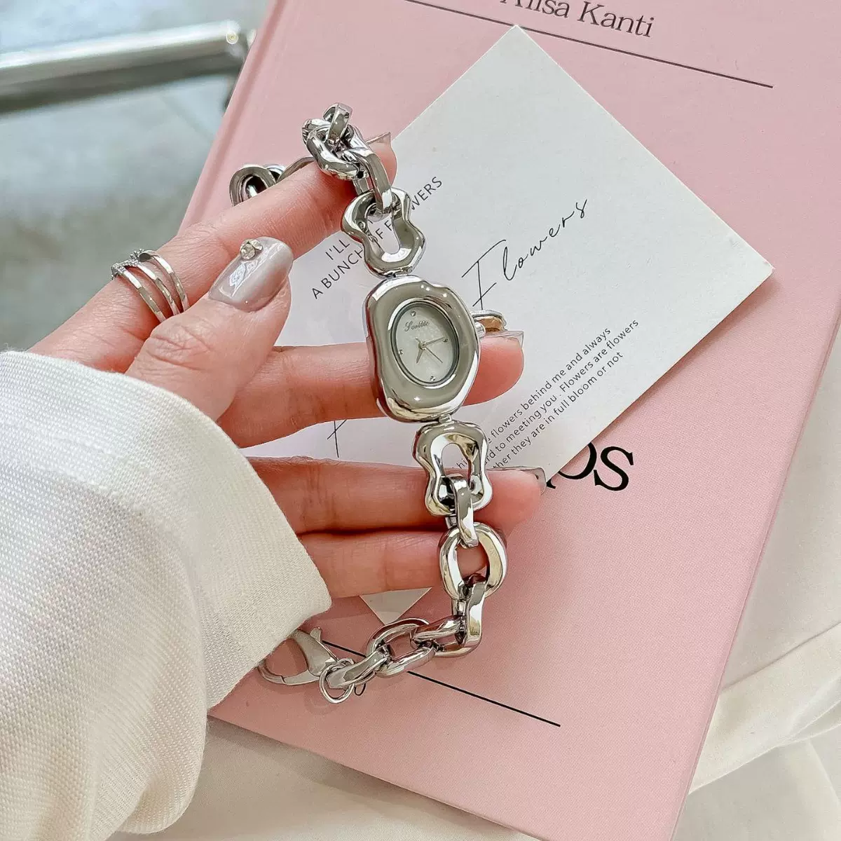 诗高迪9736源头厂家直销跨境爆款石英表防水不规则女性手表