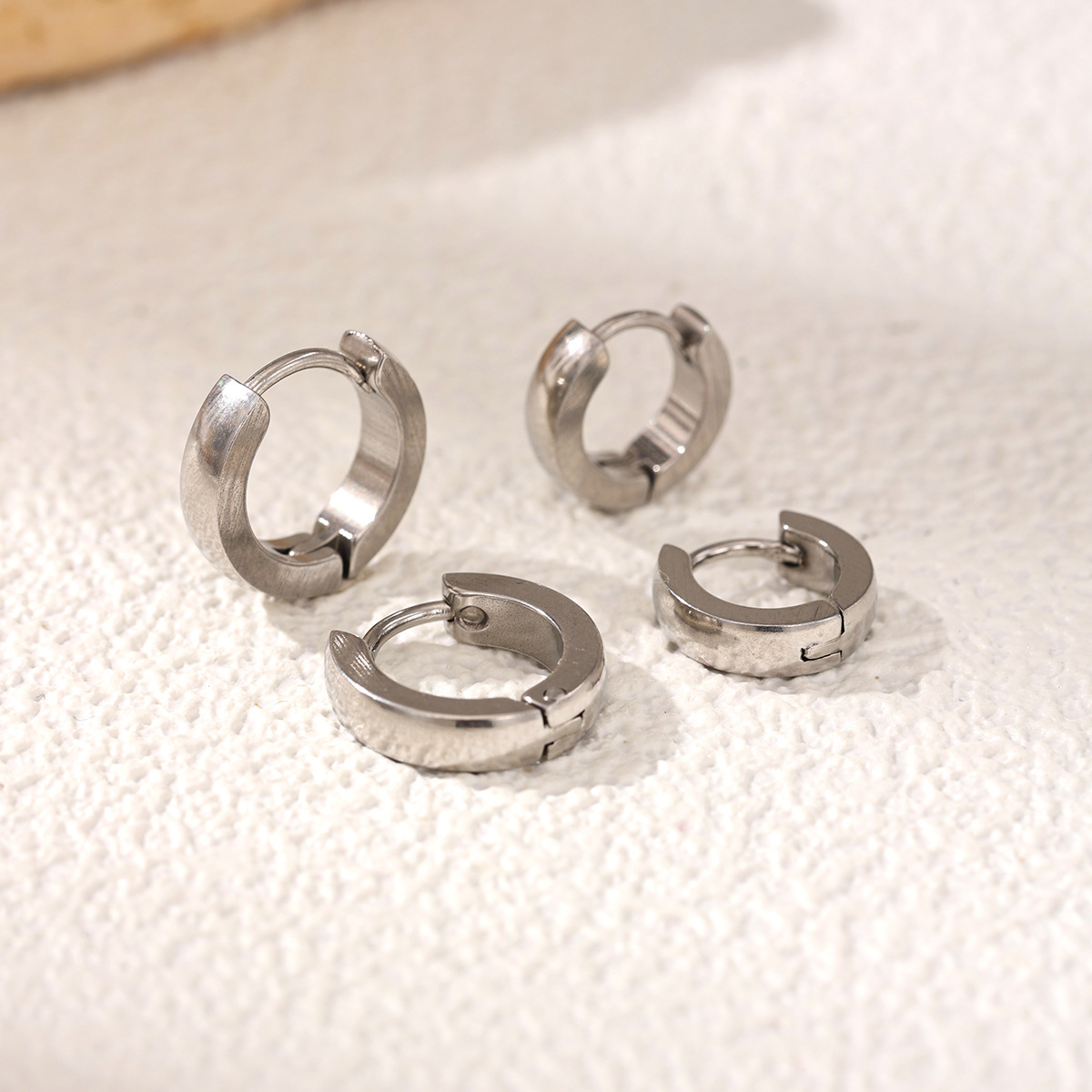 TENA Europa y los Estados Unidos de moda pendientes de acero inoxidable de alta calidad anillo de sensores geométricos joyas de hebilla de orejas joyas de acero de titanio transfronterizas image 3